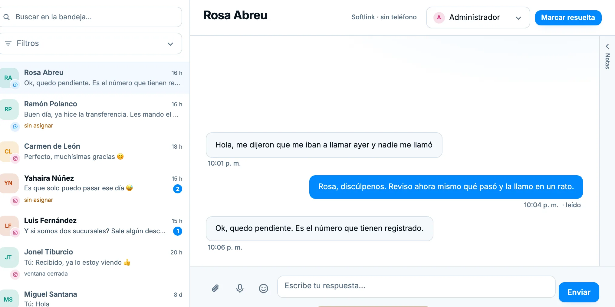 La bandeja de Softchat: a la izquierda la lista de conversaciones de WhatsApp, Instagram y Messenger con quién tiene cada una; a la derecha el hilo con el cliente y el sitio para responder.